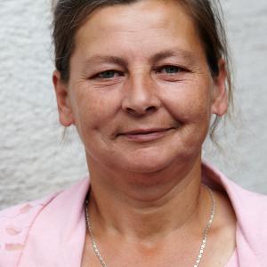 Dada M. (2015)  - Meine neuen Fotografien @everydaysrebrenica auf Instagram. Dada M. geboren 1969 in Vlasenica bei Srebrenica. Ihr Mann wurde 1992 im Krieg erschossen. Sie hat eine Tochter und lebt zusammen mit ihrer neuen Familie in Tuzla: ihrem Freund, einer Jugendliebe, und seinen zwei Kindern. 