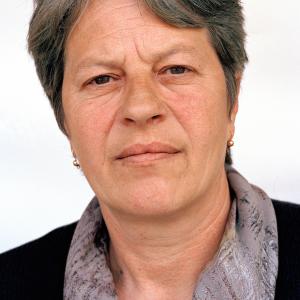 Almasa A. (2005)  - Almasa A. Geboren am 23.06.1952 in Srebrenica. Ihr Mann und ihr älterer Sohn gelten weiterhin als vermisst. Almasa und ihr jüngerer Sohn konnten 1993 mit dem letzten Transport aus Srebrenica fliehen; als der UN-General Phillippe Morillion dort festghalten wurde und daraufhin Srebrenica zur ersten UN-Schtzzobe der Welt erklärte. Um ihr Haus in Srebrenica renovieren zu können, bräuchte Almasa eine Spende. Sie möchte weiterhin an Wochenenden »nach Hause« fahren, aber sie will auf gar keinen Fall, dass ihr Sohn dort leben muss. Sie wohnen in Tuzla.