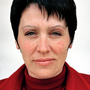 Amela H. (2005)  - Amela H. geboren am 06.10.1968 in Bratunac bei Srebrenica.  Sie ist verheiratet und hat zwei Kinder. Sie lebt mit ihrer Familie in Tuzla, aber sie bauen auch ihr Haus in Bratunac wieder auf und sind oft am Wochenende dort. Eines Tages möchte sie dorthin zurückkehren. Amelas Vater, der beim Fall Srebrenicas ermordet wurde, konnte identifiziert werden und wurde in Potocari beerdigt, so wie auch zwei Neffen Amelas. Ihre Schwester lebt in Holland, ihre Mutter in Sarajevo. Amela hat sich eine Pilzzucht aufgebaut.