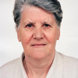 Nadžija H. (2005)  - Nadžija H. geboren am 28.11.1942 bei Srebrenica. Ihr Mann gilt weiterhin seit dem Fall Srebrenicas als vermisst. Sie und ihre zwei Töchtern leben seit Juli ‘95 in Tuzla. Eine Tochter hat vor fünf Jahren geheiratet und Nadžija passt gerne auf ihren Enkel auf. Mit ihrer anderen Tochter, die Lehrerin ist, wollte sie nach Srebrenica zurückkehren, doch konnte ihre Tochter dort keine Arbeit finden. Dank einer Spende haben sie das Haus in Srebrenica renovieren können. Nadžija ist oft in Srebrenica.
