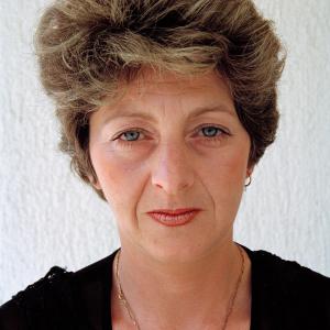 Svetlana J.  (2000)  - Svetlana: Geboren am 19. Juni 1959 in Srebrenica. Ihr Mann war bosnischer Muslim. Svetlana und ihre Familie, Ehemann und zwei Kinder flohen bei Ausbruch des Kriegs nach Serbien. Ihre Familie dachten aber ihr Mann sei dort nicht sicher, deshalb versuchte er nach Srebrenica zurückzugehen. Auf dem Weg dorthin verlor sich seine Spur. Er gilt noch immer als vermisst. Svetlana kehrte nach dem Krieg nach Srebrenica zurück. Sie hat zwei Töchter und ist arbeitslos.