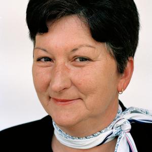 Vojka J.  (2005)  - Vojka J. geboren am 28.05.1955 in Srebrenica. «In den letzten fünf Jahren hat sich nichts verändert.» Sie ist verheiratet und hat zwei Kinder. Sie und ihr Mann sind noch immer arbeitslos. Sie kultivieren und verkaufen Himbeeren. Voijkas Sohn, der vor fünf Jahren seine Schule bendet hat, konnte noch keine Arbeit finden. Ihre nun 14-jährige Tochter geht noch zur Schule. 