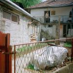 Almasa A. (2000)  - Mein Haus war einmal ein fröhliches, doch jetzt erscheint es mir so traurig ohne meine Familie. (Seit 1995 leben serbische Flüchtlinge darin. Almasa darf noch nicht einmal ihren Garten betreten.)