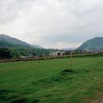 Almasa A. (2000)  - Die muslimischen Männer Srebrenicas, die ins UN-Lager geflüchtet sind, wurden durch Soldaten der bosnischen Serben in diesem abgesonderten Haus auf dem Gelände untergebracht. Auch mein Mann und mein älterer Sohn sind dort «verschwunden».