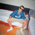 Almasa A. (2000)  - Mein jüngerer Sohn Elvir und ich haben überlebt. Ich mache mir Sorgen um seine Zukunft. Nachts wacht er oft von Alpträumen auf. Elvir und ich halten fest zusammen.