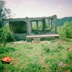 Jasminka S. (2000)  - Es ist wieder Frühling, auch wenn es nur noch Ruinen in unserem Dorf gibt. Auch unser Haus ist bis auf den Grund zerstört. Trotzdem bin ich von einem starken Wunsch nach Rückkehr in meine Heimat erfüllt.
