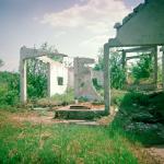 Jasminka S. (2000)  - Es ist wieder Frühling, auch wenn es nur noch Ruinen in unserem Dorf gibt. Auch unser Haus ist bis auf den Grund zerstört. Trotzdem bin ich von einem starken Wunsch nach Rückkehr in meine Heimat erfüllt.