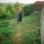 Nadžija H. (2000)  - Mein Bruder ist in unser Geburtshaus zurück gekehrt. Er muss es wieder aufbauen, weil alles niedergebrannt wurde. Meine Mutter ist hier umgekommen.