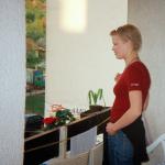 Nadžija H. (2000)  - Dieses Bild erinnert mich daran, wie mein Mann auf uns in den Garten herunter blickte, als ich mit unseren Töchtern im Juli 1995 aus unserem Haus in Srebrenica flüchtete. (Er wird seit dem Fall Sebrenicas vermisst.)