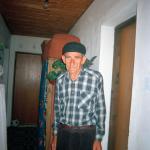 Selma M. (2000)  - Der Schwiegervater meiner Schwägerin betet jeden Tag für die Rückkehr seiner Söhne. Er hat sie im Krieg verloren und wartet noch immer auf sie. Nun lebt er mit seinen Schwägerinnen und Enkelkindern zusammen.