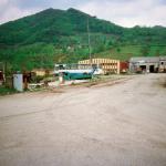 Timka S. (2000)  - In dieser Fabrik hat mein Mann bis 1991 gearbeitet. Im Krieg, beim Fall Srebrenicas, muste ich dort eine Nacht verbringen. Ich werde sie nie vergessen, sie erschien mir so lang wie ein Jahr... das Schreien und Weinen von tausenden Frauen und Kindern... traurige Erinnerung an Potočari, Juli 1995. (Es ist die Fabrik neben dem UN-Camp. Gut 30.000 Menschen suchten hier Schutz gibt, in einigen Fällen bis zu fünf Tage, bevor sie evakuiert wurden. Sehr alte und junge Männer - im Alter bis 14 - wurden von den bosnischen Serben “aussortiert”. Sie gelten heute noch als vermisst).