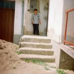 Vojka J.  (2000)  - Ich an der Eingangstüre meines Hauses. (Ich weiß nicht, wo ich anfangen soll.)

