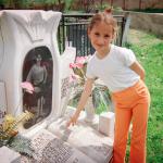 Vojka J.  (2000)  - Meine jüngste Tochter am Grab meiner verstorbenen Tochter.  Ich komme gerne an diesen Ort und denke an sie.