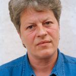 Almasa A. (2000)  - Almasa A. Geboren am 23. Juni 1952 in Srebrenica. Ihr Mann und ihr älterer Sohn gelten seit dem Fall Srebrenicas als vermisst. Almasa und ihr jüngerer Sohn konnten 1993 mit dem letzten Transport aus Srebrenica fliehen; als der UN-General Phillippe Morillion dort festghalten wurde und daraufhin Srebrenica zur ersten UN-Schutzzone der Welt erklärte. Auch ihr ältester Sohn war schon auf diesem Transporter, wurde aber wieder herausgedrängt. Almasa sollte ihn nie wieder sehen. Almasa lebt heute in Tuzla.
