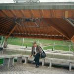 Almasa A. (2005)  - In der Gedenkstätte in Potočari, Srebrenica. In diesem Momet ist mir schwer ums Herz, weil mein Mann und mein Sohn nicht hier sind.