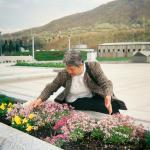 Almasa A. (2005)  - In der Gedenkstätte in Potočari. In diesem Moment ist mir schwer ums Herz, weil mein Mann und mein Sohn nicht hier sind. Blumen, anstatt (dem Grab) eines Kindes.