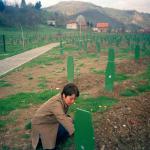 Amela H. (2005)  - Nur hier kann ich mit meinem Vater reden und meine Seele öffnen. (Gedenkstätte und Friedhof in Potočari - Srebrenica.)