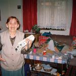 Dubravka M. (2005)  - Eine der Schwester ist taubstumm. Sie hält ein kaputtes Radio im Arm.