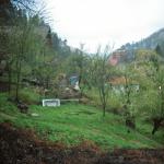 Dubravka M. (2005)  - Der wunde Punkt - Ruinen und Müll. Die unmittelbare Nachbarschaft. Ein trauriges Bild im Hof der früheren Nachbarn.