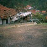 Dubravka M. (2005)  - Der wunde Punkt - Ruinen und Müll. Die unmittelbare Nachbarschaft. Ein trauriges Bild im Hof der früheren Nachbarn.
