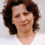 Dada M. (2000)  - Dada M. geboren 1969 in Vlasenica bei Srebrenica. Ihr Mann wurde 1992 getötet. Sie hat eine Tochter und lebt jetzt zusammen mit ihrer Jugendliebe und dessen zwei Kindern in Tuzla.

