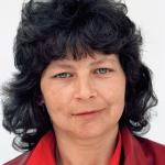 Dada M. (2005)  - Dada M. geboren 1969 in Vlasenica bei Srebrenica.  Ihr Mann wurde 1992 im Krieg erschossen. Sie hat eine Tochter und lebt zusammen mit ihrer neuen Familie in Tuzla: ihrem Freund, einer Jugendliebe und seinen zwei Kindern. Dzevada hat seit einiger Zeit einen festen Job (ihr Freund kann manchmal Arbeit auf dem Bau finden) und so konnten sie sich ein kleines Haus in Tuzla bauen.
