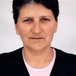 Jasminka S. (2005)  - Jasminka S. geboren am 01.08. 1964 in Bratunac bei Srebrenica. Sie ist Mutter von drei Kindern und lebt seit dem Fall Srebrenicas mit ihrer Familie in Tuzla. Ihr Mann ist inzwischen arbeitslos, ihr älterer Sohn hat selten Arbeit, der jüngere, der gerade die Schule beendet hat, hat bisher auch keinen Job finden können. Ihr Haus in Bratunac ist noch nicht aufgebaut. An Rückkehr nicht zu denken. Die Familie verdient sich Geld durch Hühnerzucht.
