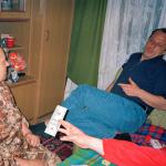 Selma M. (2005)  - Mein Schwager gibt der Schwiegermutter das Geld, das gerade aus Amerika angekommen ist. Ohne diese Hilfe von außen wäre unser Leben schwer.