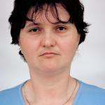 Selma M. (2005)  - Selma M. geboren am 20.03.1968 in Zvornik. Sie ist verheiratet und lebt seit dem Fall Srebrenicas in Tuzla. Nach knapp 10 Jahren Ungewissheit nun endlich wieder in einem eigenen Haus.
