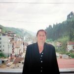 Timka S. (2000)  - Mit Freude erlebe ich es, dass ich mich nach fünf Jahren auf dem Balkon meines Hauses in Srebrenica fotografieren lassen darf.  (Es wohnen serbische Flüchtlinge darin.)